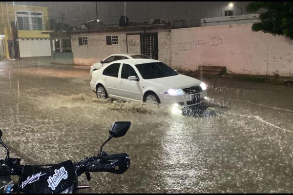 Fuerte lluvia sorprende a Mazatlán; se registran encharcamientos en varias zonas