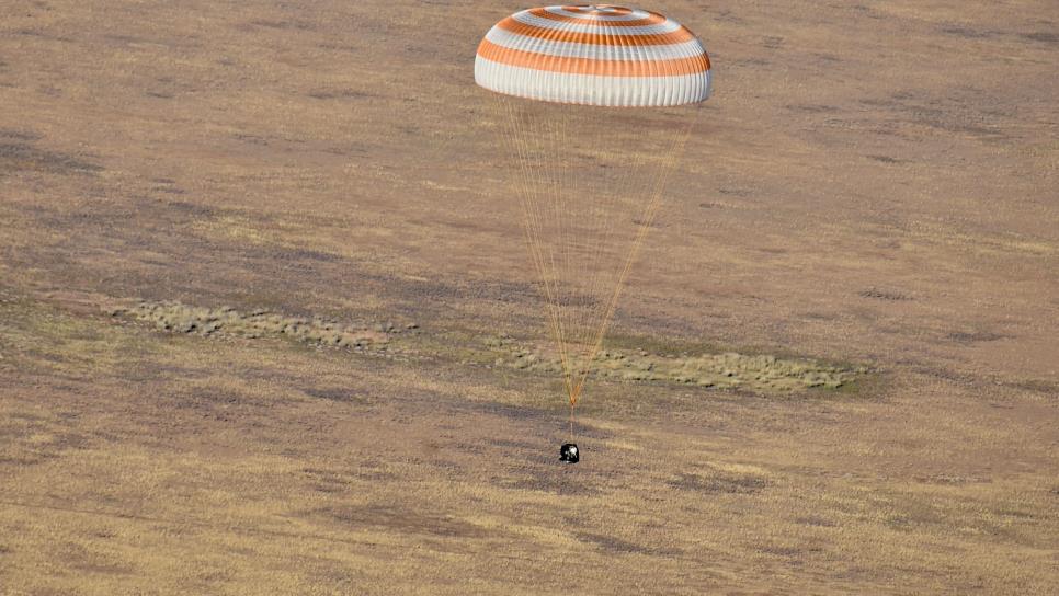 Astronautas rusos regresan a tierra tras romper récord de permanencia en el espacio