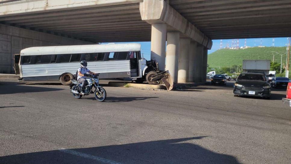 Choca camión con 25 trabajadores de una maquila en la México 15 en Los Mochis