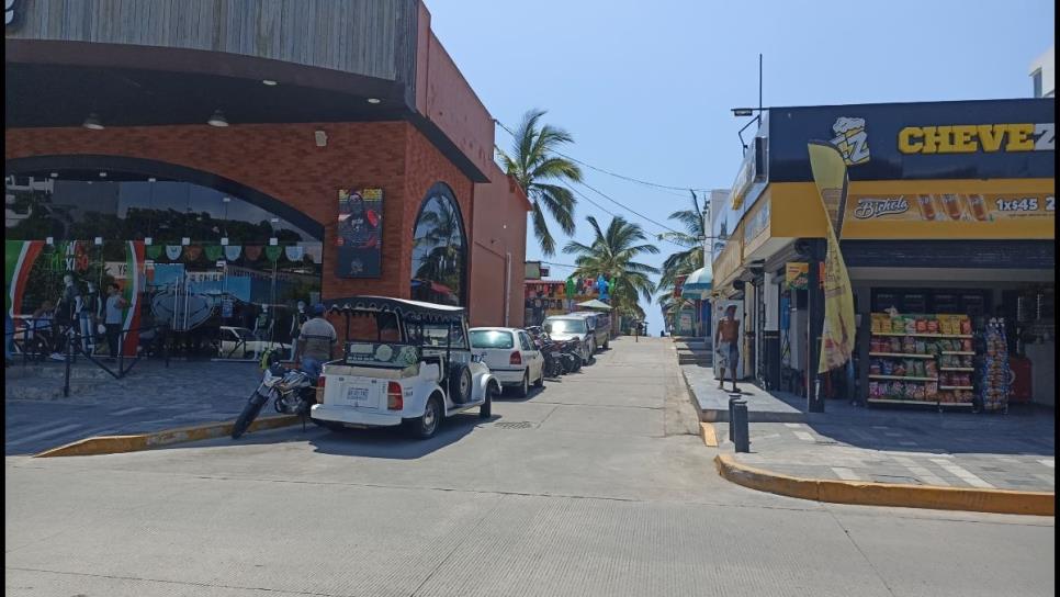 ¿Cuáles son las playas con accesos restringidos en Mazatlán y cómo llegar?