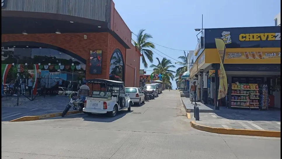 ¿Cuáles son las playas con accesos restringidos en Mazatlán y cómo llegar?