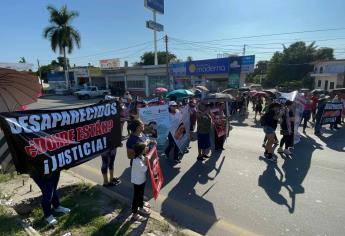 Con bloqueo carretero, familiares de dos jóvenes desaparecidos de Mazatlán piden justicia 