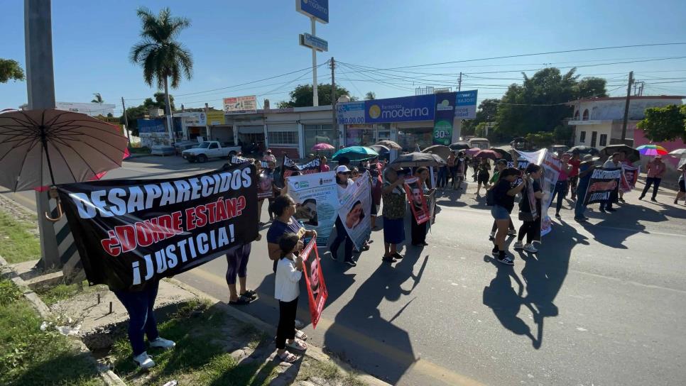 Con bloqueo carretero, familiares de dos jóvenes desaparecidos de Mazatlán piden justicia 