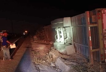 Tráiler vuelca en el km 40 de la Mazatlán-Culiacán