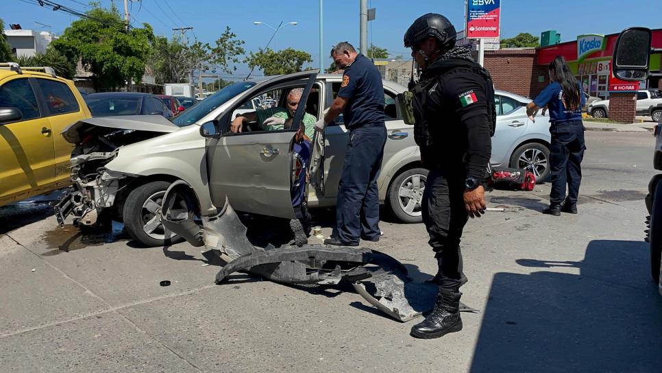 Encontronazo de vehículos deja a dos adultos mayores lesionados por la Santa Rosa en Mazatlán