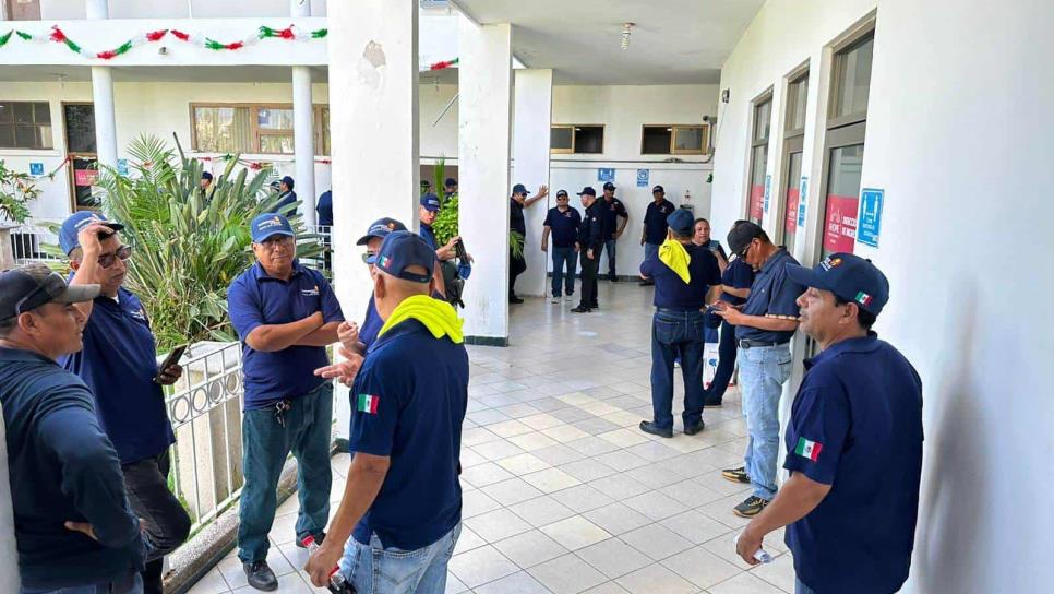 Policías jubilados y viudas toman el Palacio de Ahome; exigen pagos