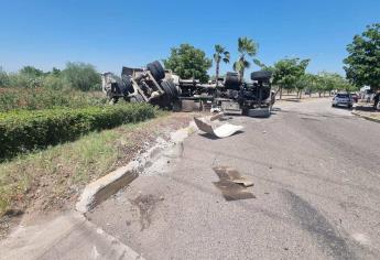 Se vuelca un camión con cemento en la colonia Punta Azul en Culiacán