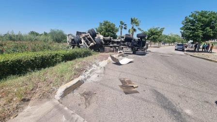 Se vuelca un camión con cemento en la colonia Punta Azul en Culiacán