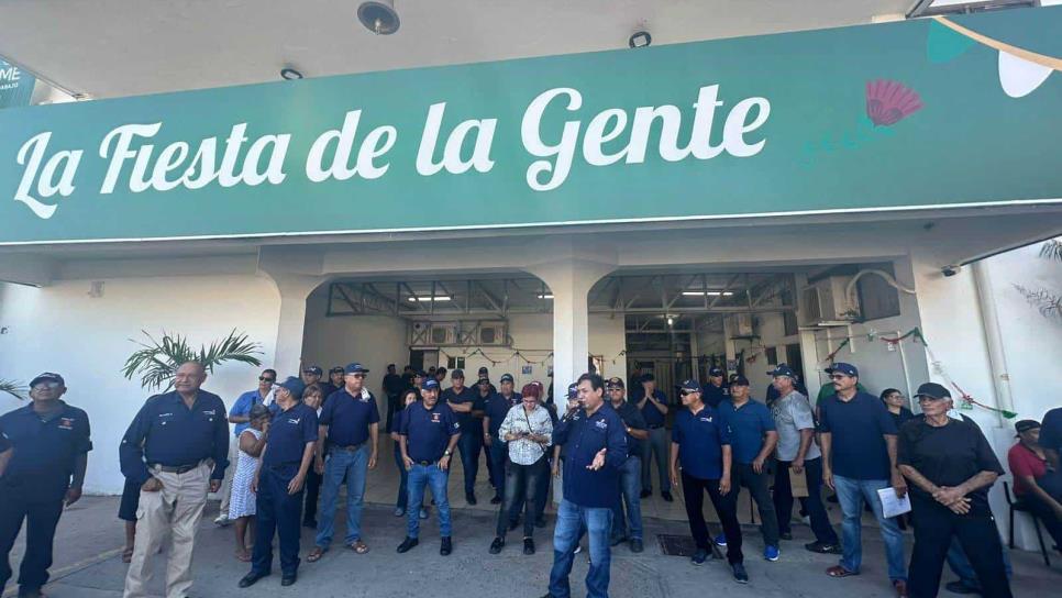 Policías jubilados toman Palacio Municipal de  Ahome; exigen pagos