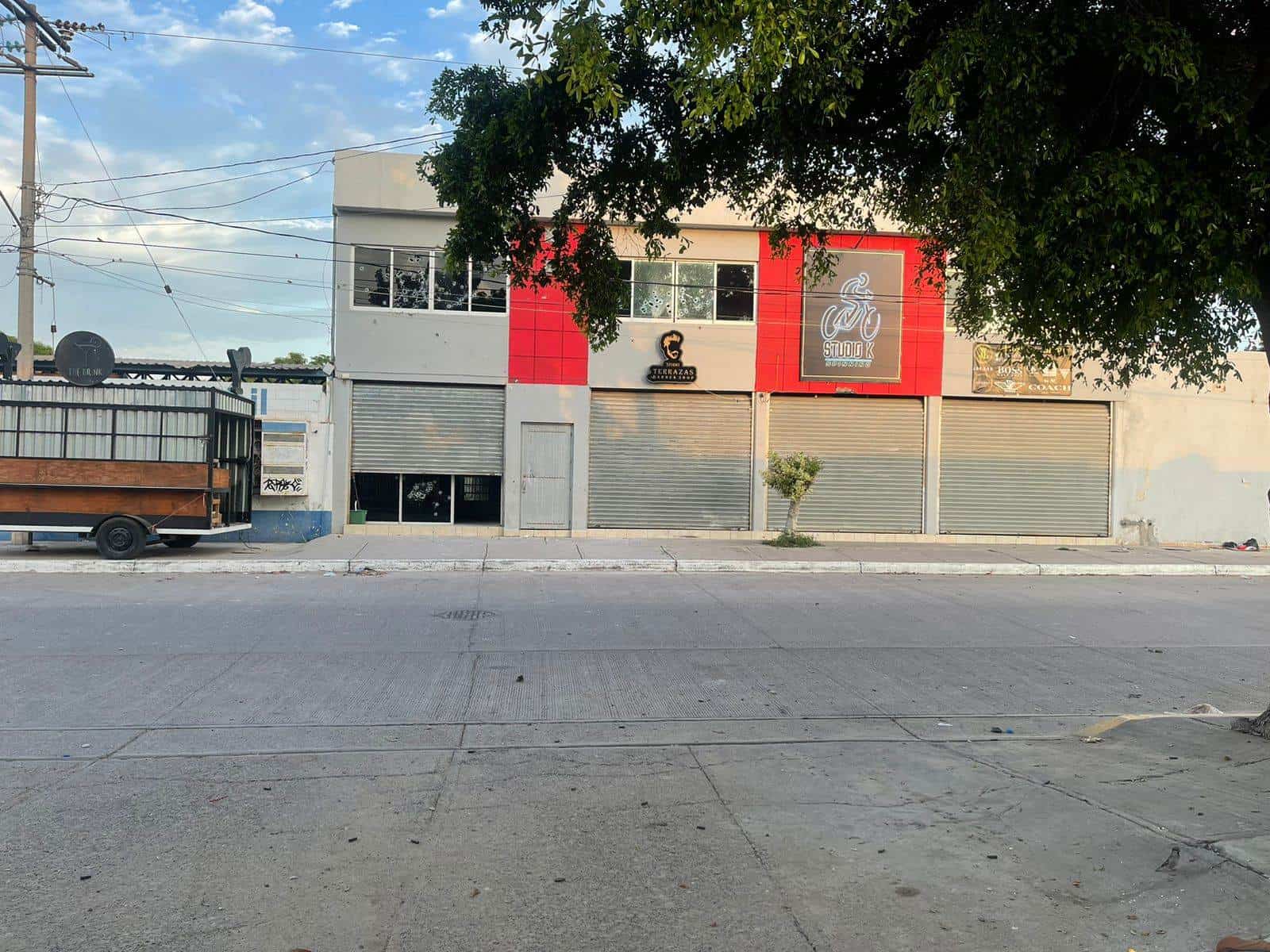 Los vecinos de la zona reportaron los locales baleados. FOTO: Cortesía