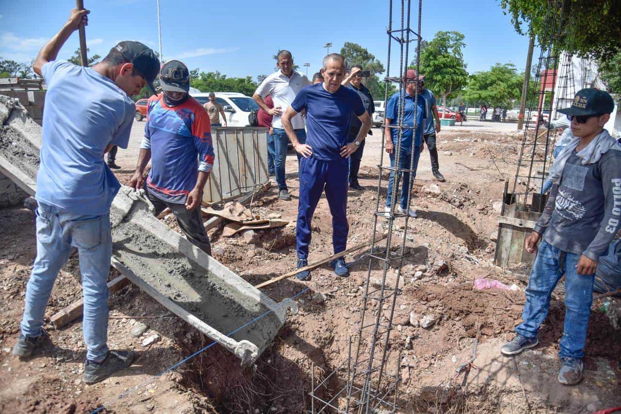 Gerardo Vargas supervisando una obra en Los Mochis. FOTO: Cortesía