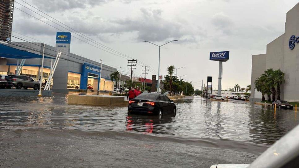 Intensa lluvia en Mazatlán genera encharcamientos y cierre de vialidades