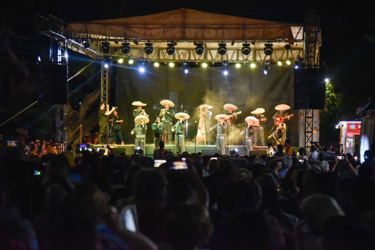 Terminan las Fiestas Patrias en Ahome con espectáculo de mariachi y fuegos artificiales