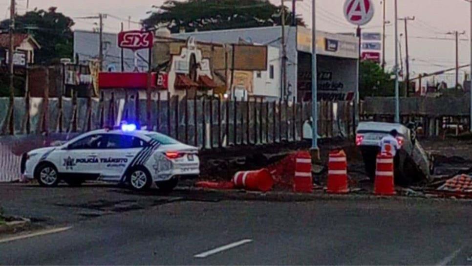 Conductor vuelca su vehículo dentro de construcción de puente en Mazatlán