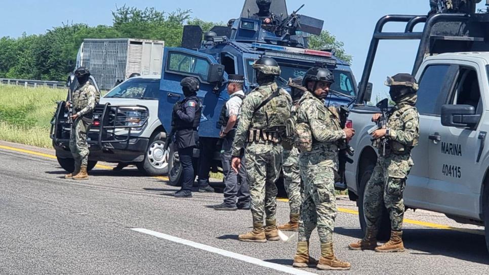 Militares revisan las armas de cargo a los policías de Navolato