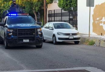 Localizan un vehículo con un impacto de bala en el centro de Culiacán