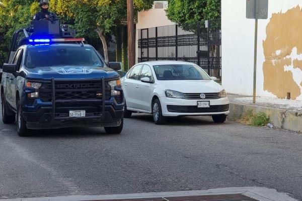 Localizan un vehículo con un impacto de bala en el centro de Culiacán