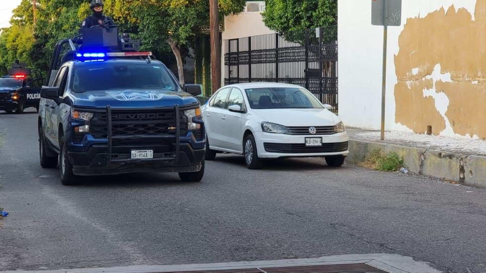 Localizan un vehículo con un impacto de bala en el centro de Culiacán