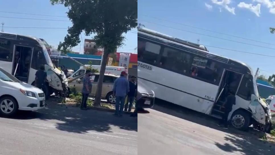 Camión urbano se estrella contra 2 camionetas en la colonia Las Vegas, Culiacán