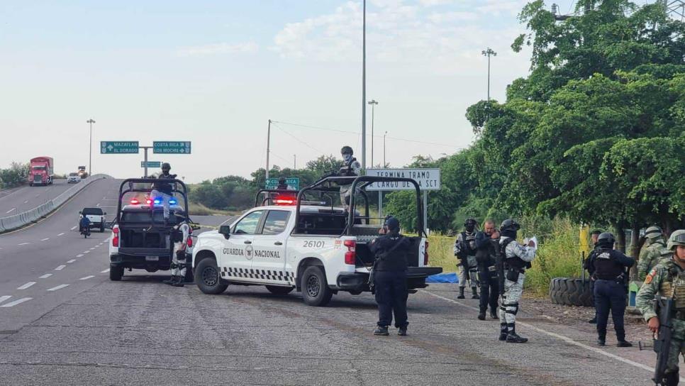 Tiran cuerpos sin vida de dos jóvenes en parada de camiones por la carretera a Eldorado