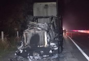 Tráiler termina incendiado tras aparente falla mecánica en la autopista La Costera