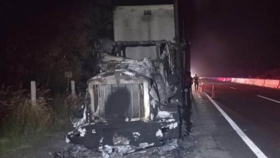 Tráiler termina incendiado tras aparente falla mecánica en la autopista La Costera