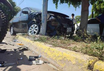 Conductora se impacta contra un poste por intentar esquivar una camioneta en Los Mochis