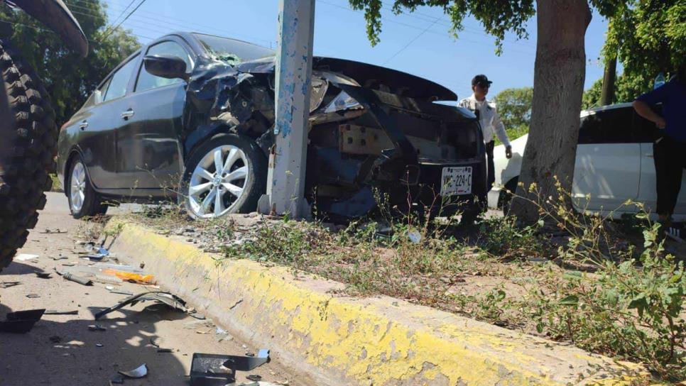 Conductora se impacta contra un poste por intentar esquivar una camioneta en Los Mochis