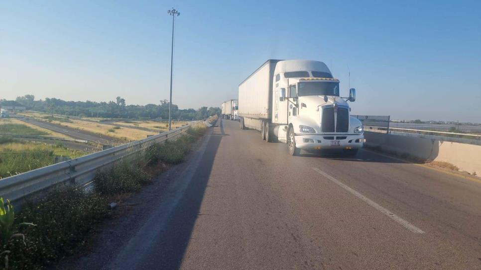 Abandonan un ejecutado en el Trébol de Costa Rica, Culiacán; lo tapan con una lona