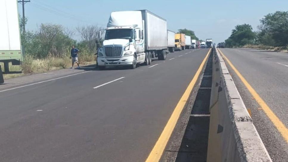 Caos en La Costera; lanzan ponchallantas al norte de Culiacán