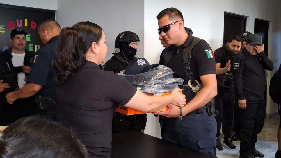 Policías de Ahome reciben uniformes nuevos