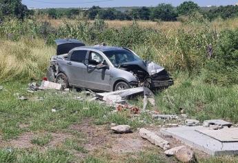 Familia se accidenta al salirse de La Costerita en la zona sur de Culiacán