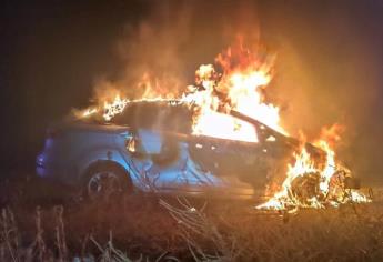 Vehículo termina calcinado al regresar de la playa de Las Glorias en Guasave 