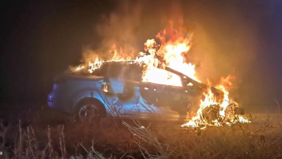 Vehículo termina calcinado al regresar de la playa de Las Glorias en Guasave 