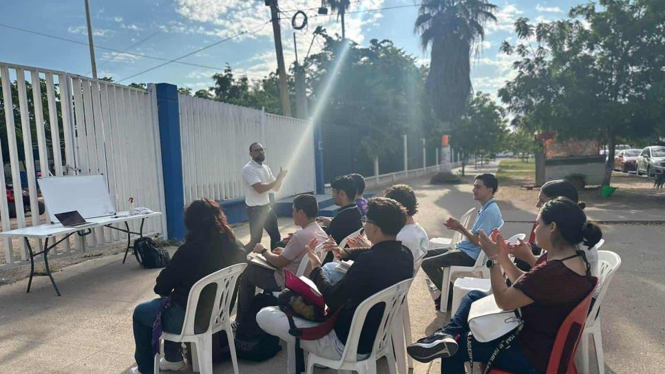 Alumnos de la UAS toman clases al aire libre como protesta contra paro indefinido de labores