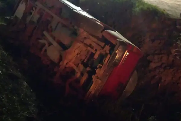 Conductor se sale de la carretera y cae a un canal de riego en la Mochis - Ahome Conductor se sale de la carretera y cae a un canal de riego en la Mochis - Ahome