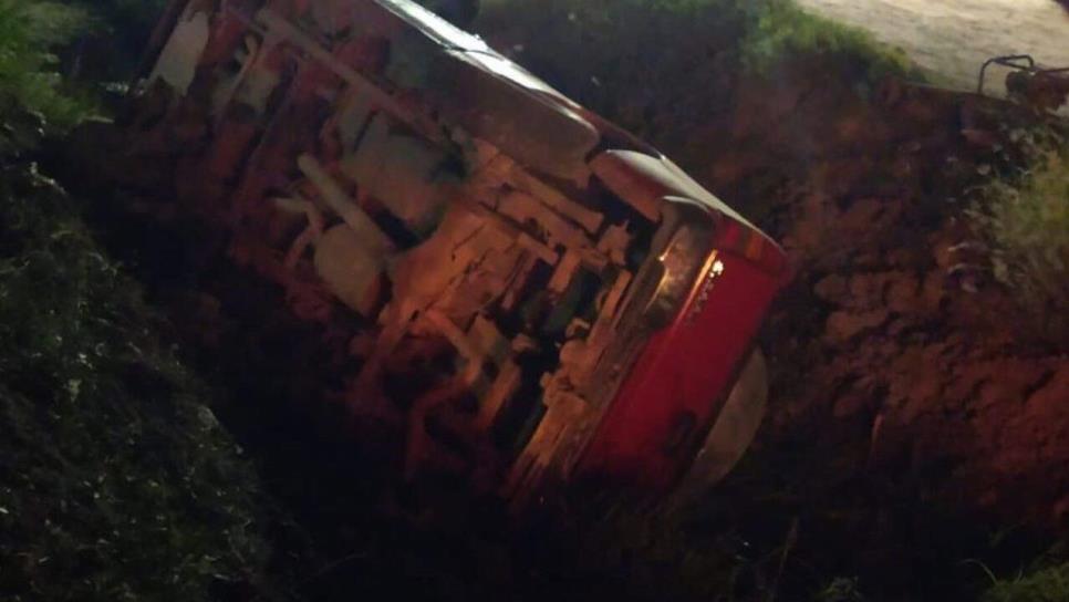 Conductor se sale de la carretera y cae a un canal de riego en la Mochis - Ahome