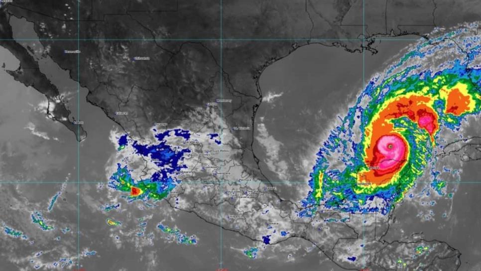 El poderoso huracán "Milton" se degrada a categoría 4 en su inminente impacto en Florida