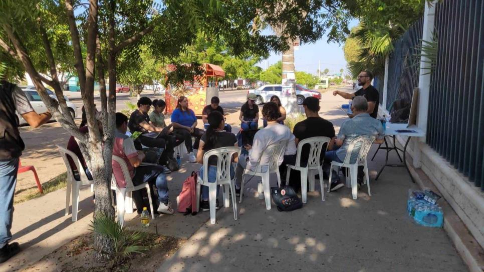 El pleito político no tiene por qué afectarnos, alumnos de la UAS toman clases en la banqueta por segundo día 