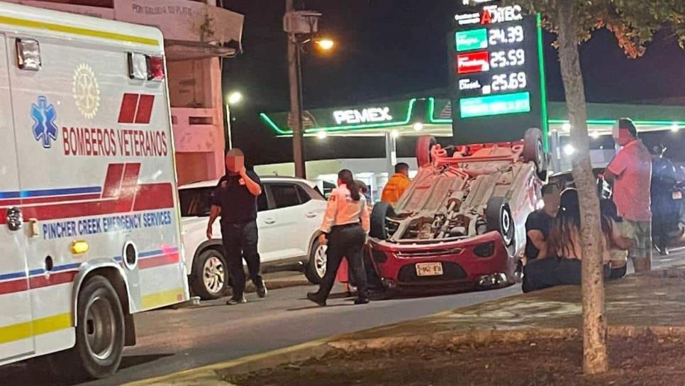 Conductor vuelca frente a plaza comercial en Mazatlán