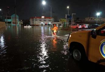 Tormenta nocturna en Mazatlán deja 10 vehículos varados y 25 personas auxiliadas en las calles 