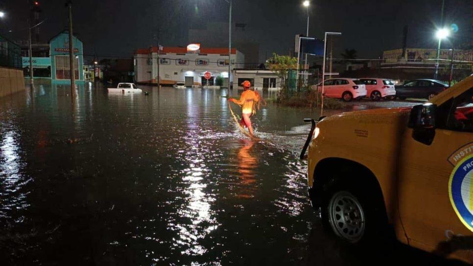 Tormenta nocturna en Mazatlán deja 10 vehículos varados y 25 personas auxiliadas en las calles 