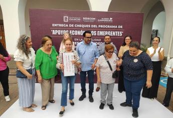 Alcalde de Culiacán entrega apoyos a mujeres emprendedoras