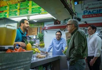 ¡Se fueron al mercado! Rocha y Juan de Dios Gámez Mendívil visitan a comerciantes afectados por la violencia 