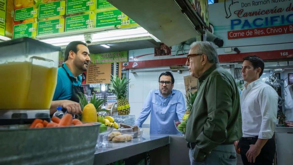 ¡Se fueron al mercado! Rocha y Juan de Dios Gámez Mendívil visitan a comerciantes afectados por la violencia 