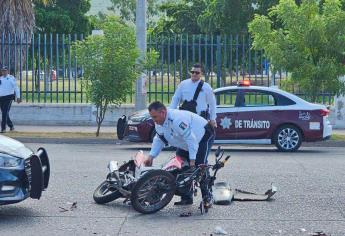 Conductor se pasa un alto y se lleva “de corbata” a motociclista