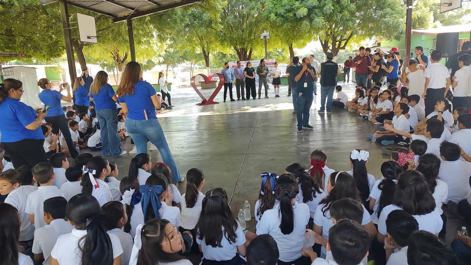 Alcalde de Culiacán atiende peticiones de primaria en el sector Santa Fe