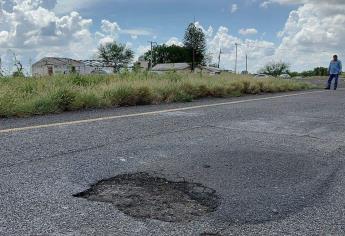 Parece zona de guerra; este tramo de la carretera México 15 lleno de baches