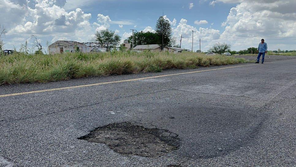 Parece zona de guerra; este tramo de la carretera México 15 lleno de baches