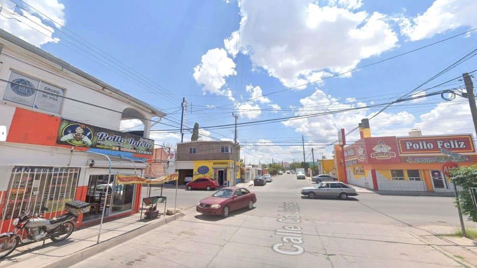 ¡Surrealista! Frente a este Pollo Feliz se encuentra nada menos que un Pollo Infeliz